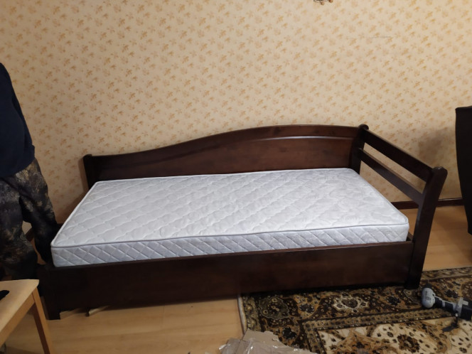 Кровать из натурального дерева Вероника Hard, массив сосны, цвет коричневый 3. Изделие укомплектовано матрасом с ортопедическим эффектом.