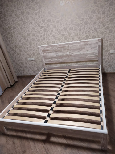 Кровать двуспальная из натурального дерева Вермонт, массив сосны, цвет шампань с коричневой патиной.